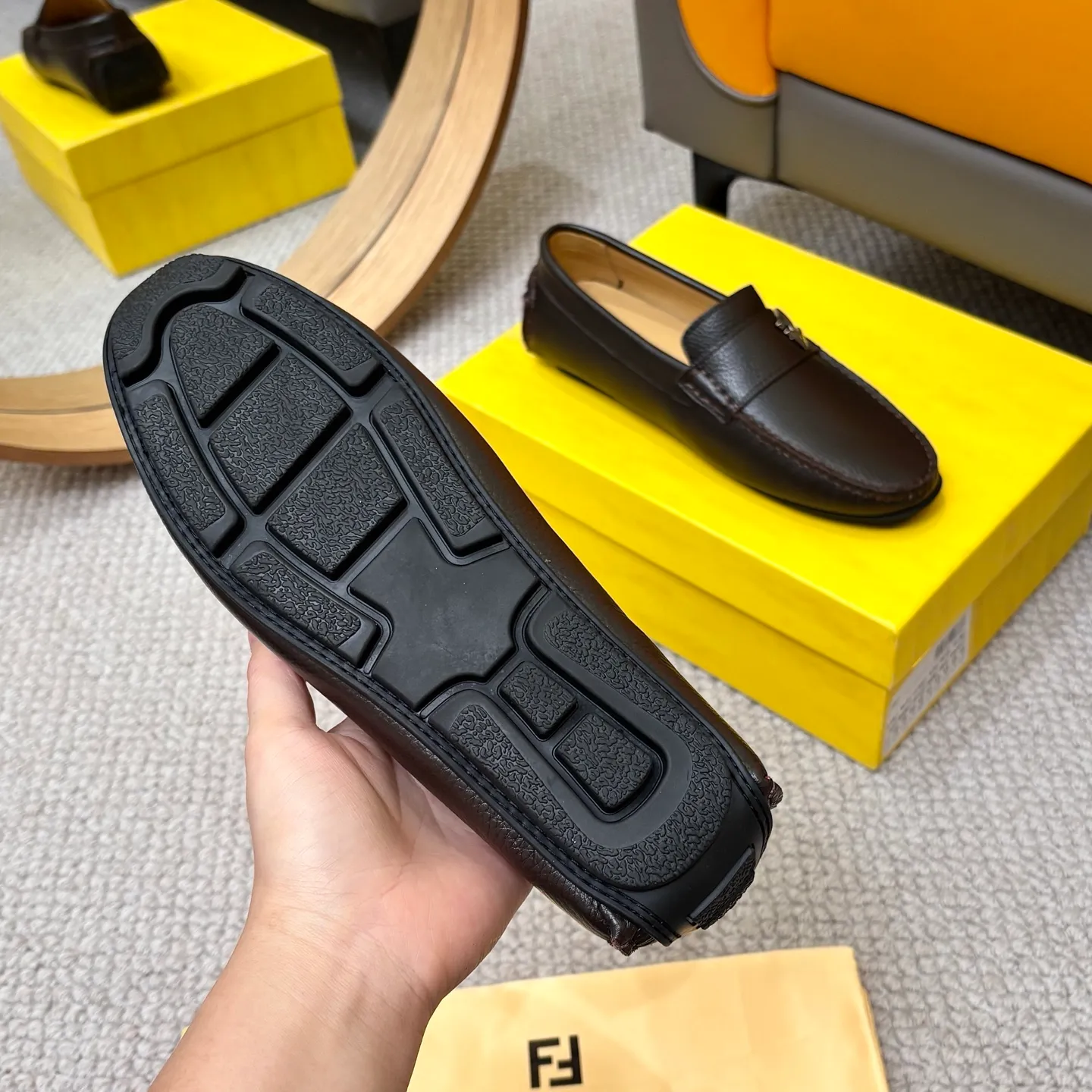 Men's shoes 💰420 [FENDI Fendi] 2⃣️0⃣️2⃣️5️⃣New Milan men's fashion lazy catwalk style ✅ fashionable casual beanie shoes, imported calfskin fabric, super smooth texture, sweat-absorbent and breathable, (sheepskin lining). Metal LOGO on the shoe body, Medusa avatar, irregular avatar, high-end craftsmanship logo✅ French Loft set foot design style 👟Low-key and elegant, great on-foot effect... Men's shoe size: 38-46 (4-12)